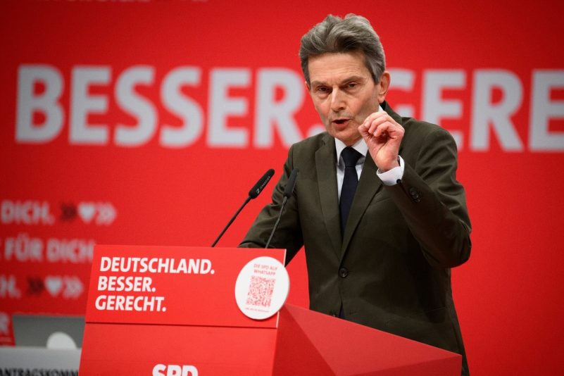 SPD-Bundestagsfraktionschef Rolf Mützenich spricht auf dem Parteitag der Sozialdemokraten.