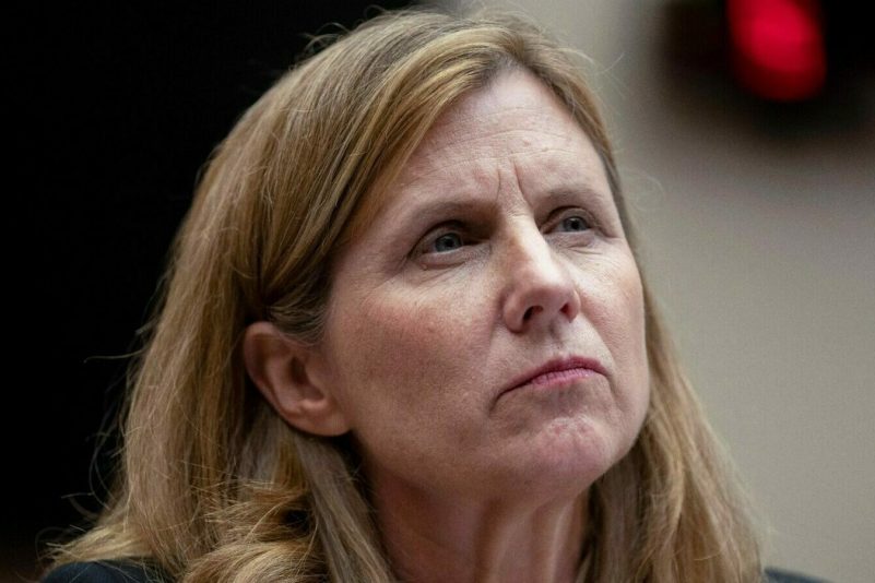 Die Präsidentin der University of Pennsylvania, Liz Magill, hört während einer Anhörung des Bildungsausschusses des Repräsentantenhauses auf dem Capitol Hill zu.
