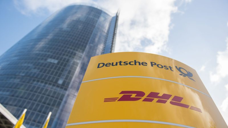 Ein Schild mit dem Logo der Deutschen Post und von DHL steht an der Zentrale des Logistikonzerns in Bonn.