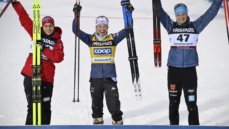 Victoria Carl (r) stand hinter Siegerin Jessie Diggins (M.) und Heidi Weng auf dem Podest.