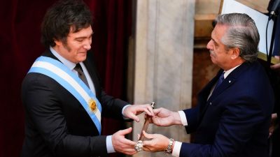 Javier Milei (l) erhält den Präsidentenstock von seinem Amtsvorgänger Alberto Fernandez.