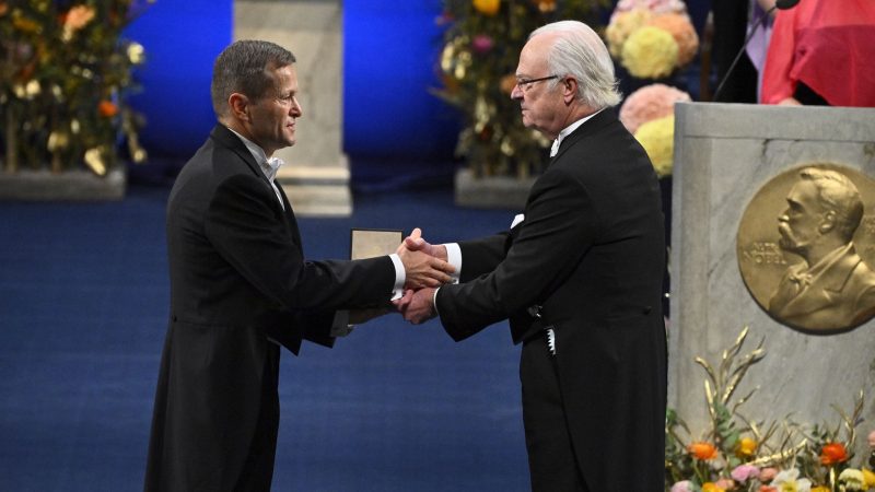 Ferenc Krausz (l) erhält den Nobelpreis für Physik 2023 von Schwedens König Carl XVI. Gustaf in Stockholm.