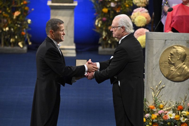 Ferenc Krausz (l) erhält den Nobelpreis für Physik 2023 von Schwedens König Carl XVI. Gustaf in Stockholm.