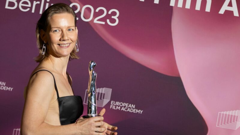 Schauspielerin Sandra Hüller mit dem Europäischen Filmpreis. Es könnten weitere Trophäen folgen.