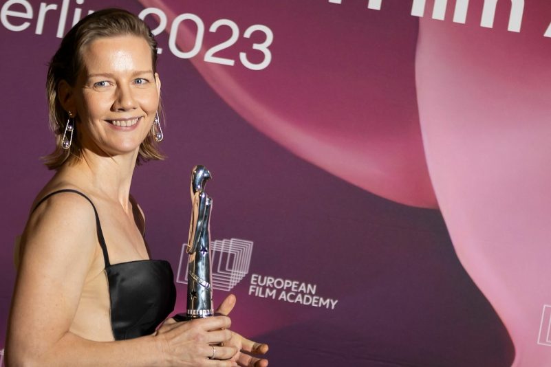 Schauspielerin Sandra Hüller mit dem Europäischen Filmpreis. Es könnten weitere Trophäen folgen.