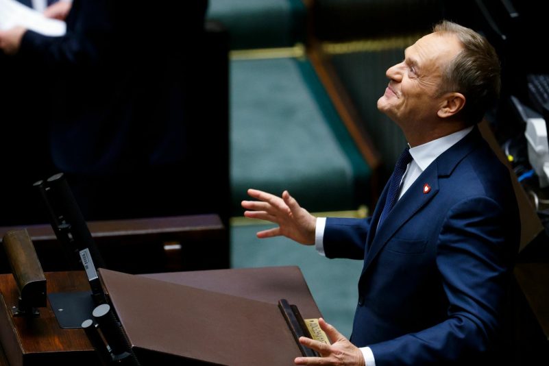 Erfreut blickt der polnische Oppositionsführer Donald Tusk zu den Parlamentsabgeordneten, nachdem er zum neuen Regierungschef gewählt wurde. Bei der Parlamentswahl im Oktober hatte das von Tusk geführte Bündnis eine klare Mehrheit gewonnen, trotzdem erhielt zunächst der bisherige Ministerpäsident Morawiecki den Regierungsauftrag.