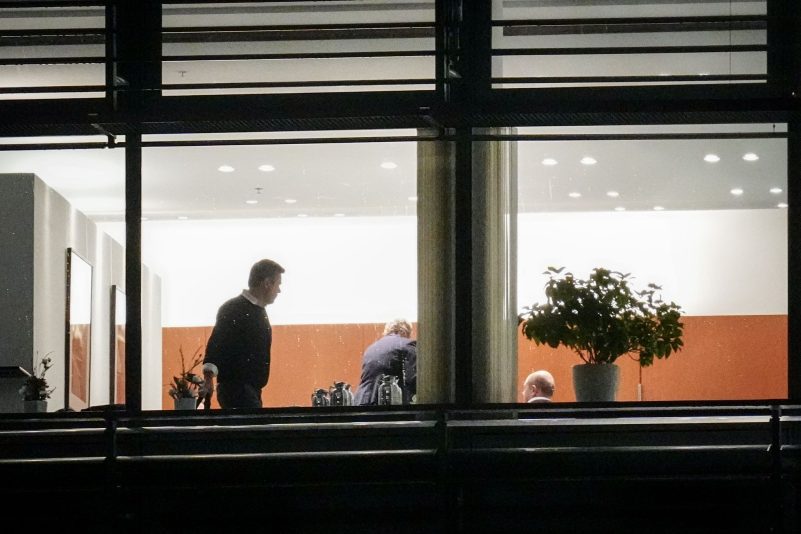 Vizekanzler Robert Habeck (l), Bundeskanzler Olaf Scholz (r) und Bundesfinanzminister Christian Lindner kamen erneut zu Beratungen zusammen.