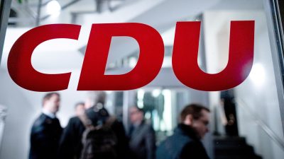 Der Entwurf für das neue CDU-Grundsatzprogramm argumentiert, der Kampf gegen Extremismus gelte denen, die Hass und Gewalt schürten und eine islamistische Ordnung anstrebten.