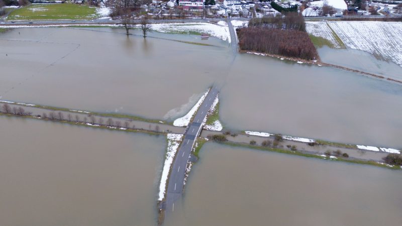 Eine Straße zwischen Achldorf und Gaindorf ist vom Hochwasser der Großen Vils überflutet.