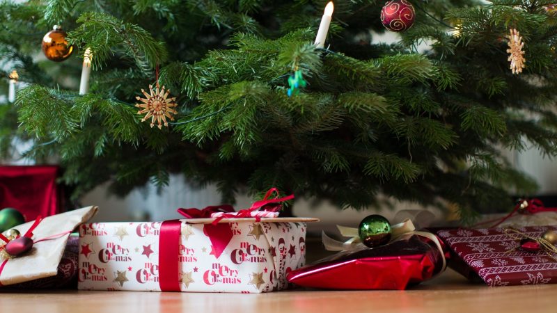 Laut einer Umfrage wollen knapp 20 Prozent der Befragten dieses Jahr weniger Geld für Weihnachtsgeschenke ausgeben.