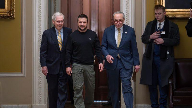 Wolodymyr Selenskyj zusammen mit Mitch McConnell (l) und Chuck Schumer im Senatsgebäude in Washington.