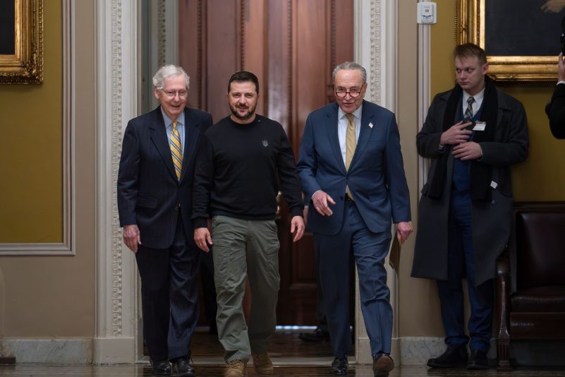 Wolodymyr Selenskyj zusammen mit Mitch McConnell (l) und Chuck Schumer im Senatsgebäude in Washington.