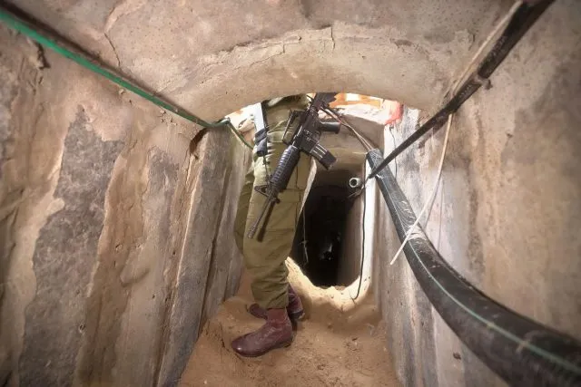 Ein israelischer Soldat steht in einem unterirdischen Tunnel, der unter dem Schifa-Krankenhaus in Gaza-Stadt gefunden wurde.