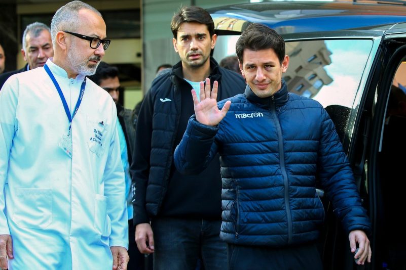 Der Schiedsrichter Halil Umut Meler (r) konnte das Krankenhaus wieder verlassen.