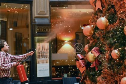 „Besinnlich in die Katastrophe“: „Letzte Generation“ geht gegen Weihnachtsbäume vor