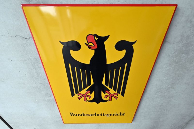 Das Bundesarbeitsgericht prüft, ob ein Anspruch auf Entgeldfortzahlung besteht, nachdem sich ein Arbeitnehmer für den Zeitraum der Kündigungsfrist krankgemeldet hat.