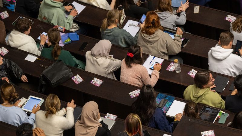 Studierende nehmen an einer Veranstaltung im Audimax der Ludwig-Maximilians-Universität teil. Staatliche Studienförderung werden kaum angenommen.