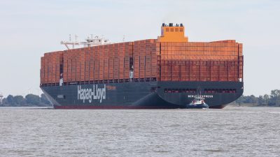 Ein Containerschiff der Reederei Hapag-Lloyd fährt in den Hamburger Hafen ein.