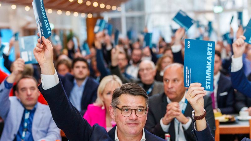 Hessens Ministerpräsident Boris Rhein votiert für den Koalitionsvertrag.