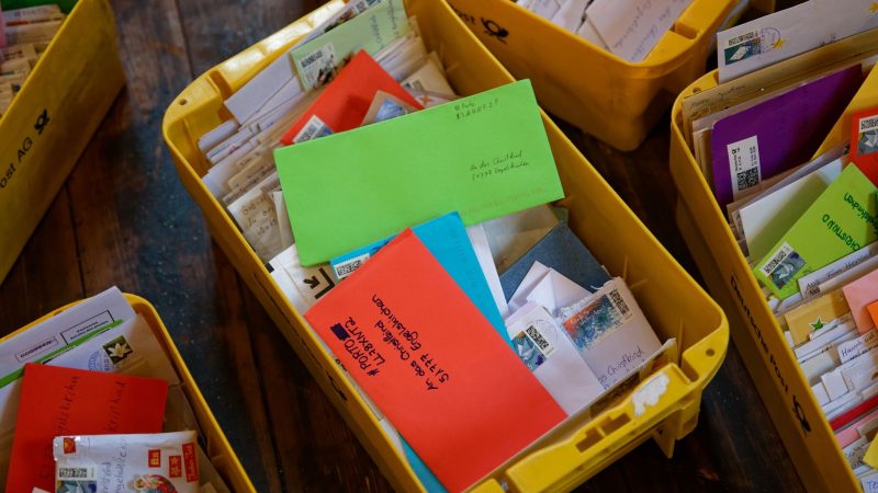 Briefe mit Wunschzettel liegen in der Christkindpostfiliale der Deutschen Post.