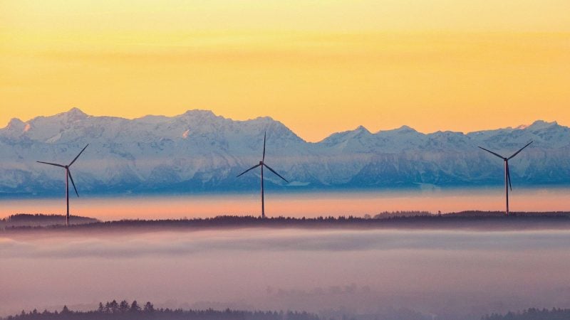 Föhnwetterlage mit Alpensicht in Uttenweiler in Baden-Württemberg.