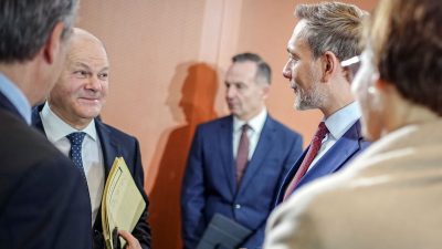 Kanzler Olaf Scholz (2.v.l) und Finanzminister Christian Lindner (2.v.r) schauen sich tief in die Augen.