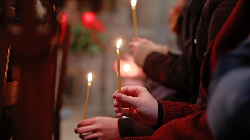 Aus der Geburtsgrotte Jesu in Bethlehem verbreitet sich das Friedenslicht jedes Jahr um die Welt. Im Dom in Halberstadt  in Sachsen Anhalt wird es mit einem ökumenischen Gottesdienst in Empfang genommen.