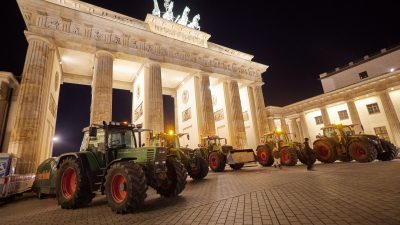 Landwirte stehen mit ihren Traktoren vor dem Brandenburger Tor. Hunderte Landwirte haben sich auf den Weg nach Berlin gemacht, um gegen den geplanten Stopp der Agrardiesel-Subvention zu demonstrieren.