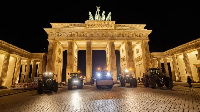 Hunderte Landwirte fahren heute nach Berlin, um gegen den geplanten Stopp der Agrardiesel-Subvention zu demonstrieren.