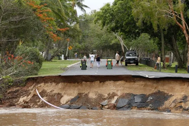 Zerstörte Straße im australischen Cairns, die von den Regenmassen des Tropensturms «Jasper» weggespült wurde.