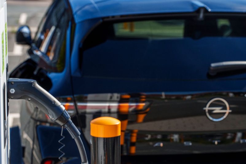 Nach dem abrupten Förderende von E-Autos, übernimmt Stellantis die Förderung für seine Privatkunden kurzerhand selbst.