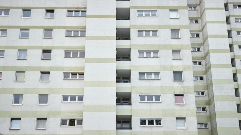 Blick auf ein Wohnhaus in Hamburg-Eidelstedt. In Deutschland stehen immer weniger Wohnungen leer.