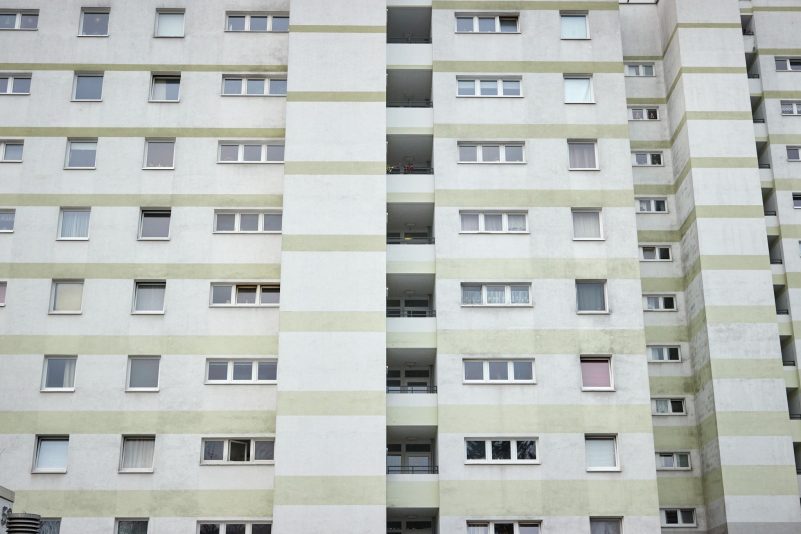 Blick auf ein Wohnhaus in Hamburg-Eidelstedt. In Deutschland stehen immer weniger Wohnungen leer.