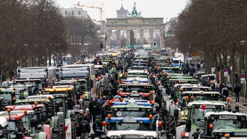 Nichts geht mehr: Landwirte demonstrieren mit ihren Traktoren am Brandenburgertor in Berlin. Grund für den Unmut sind Pläne der Bundesregierung, Steuerbefreiungen für die Land- und Forstwirtschaft zu streichen.