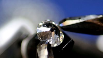 Russland gilt als weltweit größter Produzent von Rohdiamanten. 2021 hatte der staatliche Diamantenförderer Alrosa Einnahmen in Höhe von 332 Milliarden Rubel (rund 3,4 Milliarden Euro).