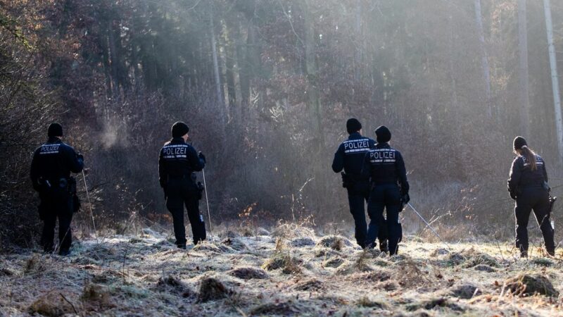 Rund 200 Einsatzkräfte der Polizei, Feuerwehr und des Technischen Hilfswerks beteiligten sich an der Suche nach einer Zweijährigen, die im im baden-württembergischen Landkreis Sigmaringen vermisst wird.