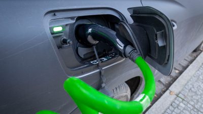 Das überraschend schnelle Ende der Kaufprämie für Elektroautos verärgert die betroffene Kunden und die Autokonzerne.