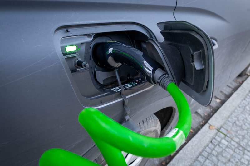 Das überraschend schnelle Ende der Kaufprämie für Elektroautos verärgert die betroffene Kunden und die Autokonzerne.
