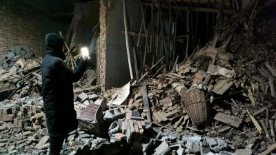 Im Landkreis Jishishan in der nordwestchinesischen Provinz Gansu richtete das Erdbeben große Zerstörung an.