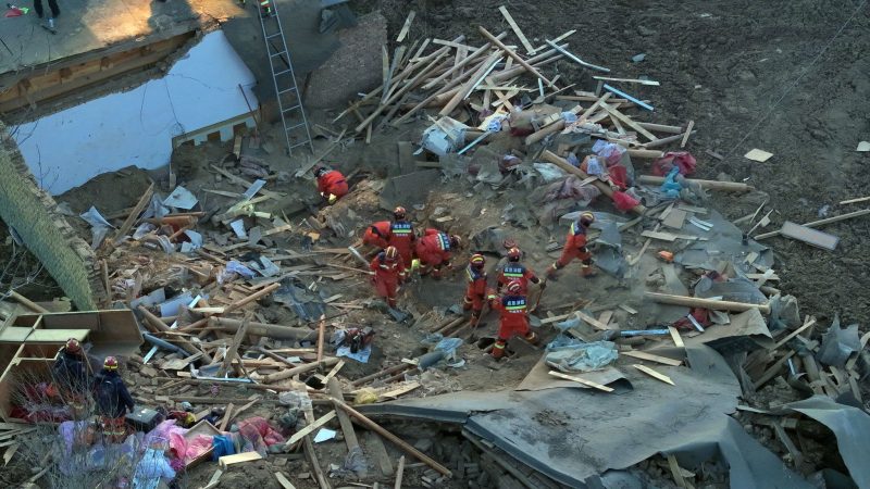 Auf der Suche Überlebenden: Rettungskräfte im Dorf Caotan in der nordwestchinesischen Provinz Qinghai. Im Nordwesten Chinas kam es zu einem schweren Erdbeben der Stärke 6,2.