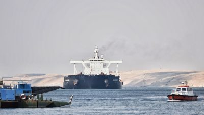 Analysten der Investmentbank Jefferies schätzen, dass etwa acht Prozent der weltweiten Rohöltransporte durch den Suezkanal gehen.