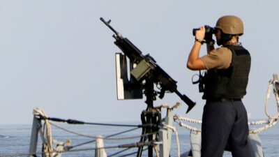 Ein US-Soldat steht auf einem Kriegsschiff der US-Marine. Die USA reagieren mit einer neuen Allianz auf die Angriffe der Huthi-Rebellen auf Frachtschiffe. (Archivbild)