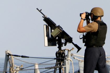 Ein US-Soldat steht auf einem Kriegsschiff der US-Marine. Die USA reagieren mit einer neuen Allianz auf die Angriffe der Huthi-Rebellen auf Frachtschiffe. (Archivbild)