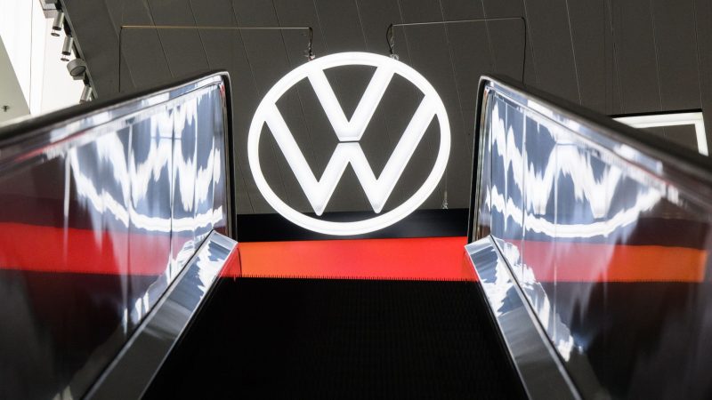 Das Volkswagen-Logo: Der Wolfsburger Autobauer will befristet die weggefallene Kaufprämie für E-Autos übernehmen.