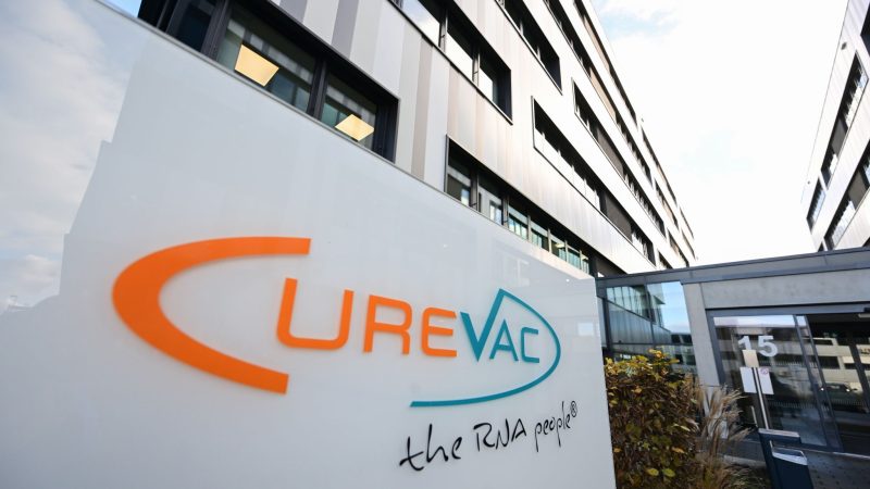 Das Logo des Biotechnologieunternehmens Curevac in Tübingen: Das Bundespatentgericht hat ein grundlegendes Corona-Impfstoffpatent des Tübinger Pharmaunternehmens Curevac für nichtig erklärt.