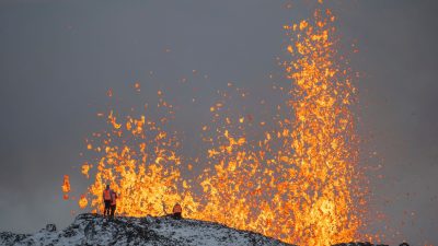Südwestlich der isländischen Hauptstadt Reykjavík bricht ein Vulkan aus: Wissenschaftler nehmen Messungen und Proben auf dem Kamm vor dem aktiven Teil der Eruptionsspalte.