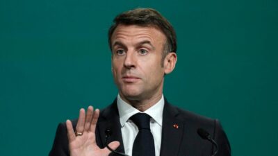 Mehrere Abgeordnete aus dem linken Flügel des Lagers von Präsident Emmanuel Macron hatten bereits vor dem Votum angekündigt, gegen den Text zu stimmen.