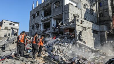 Mitglieder des Zivilschutzes führen Such- und Rettungsmaßnahmen in den Trümmern eines Wohnhauses im Gazastreifen durch.