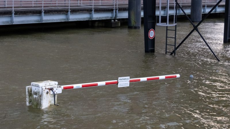 Das Wasser der Elbe überspült bei Hochwasser einen Parkplatz in Hamburg-Övelgönne. Für die nächsten Tage werden Sturmfluten in Schleswig-Holstein und Hamburg erwartet.