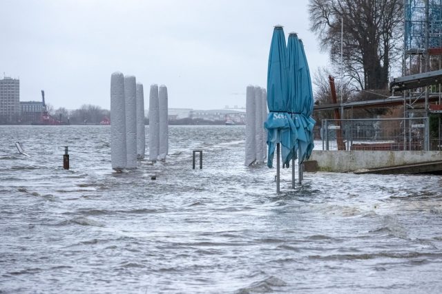 Das Wasser der Elbe überspült bei Hochwasser Teile des Strands in Hamburg-Övelgönne.